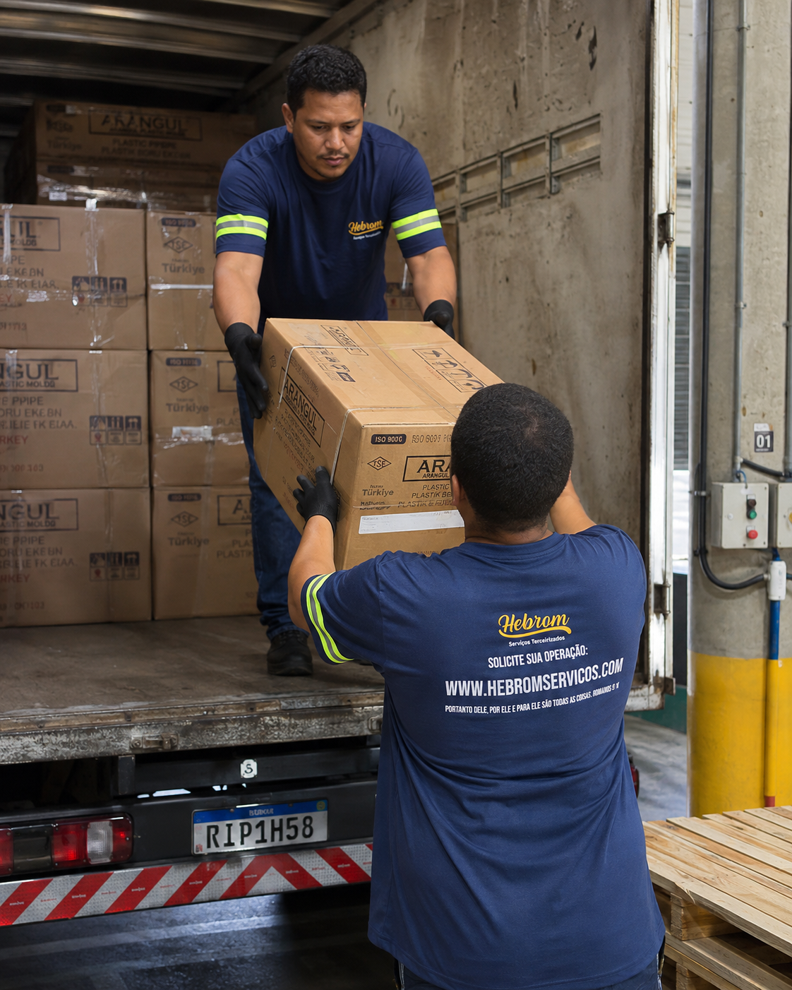 Equipe Hebrom realizando carga e descarga